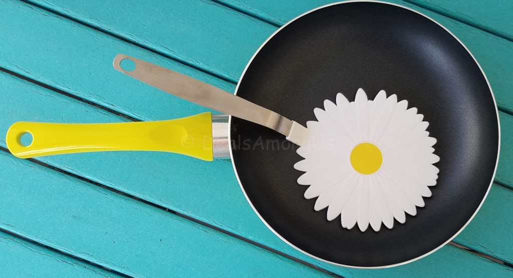 flower-spatula-and-pan