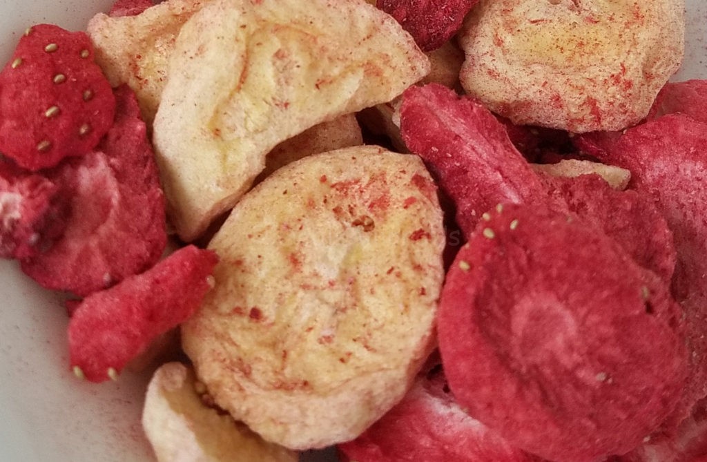 strawberries-and-bananas-freeze-dried-close-up